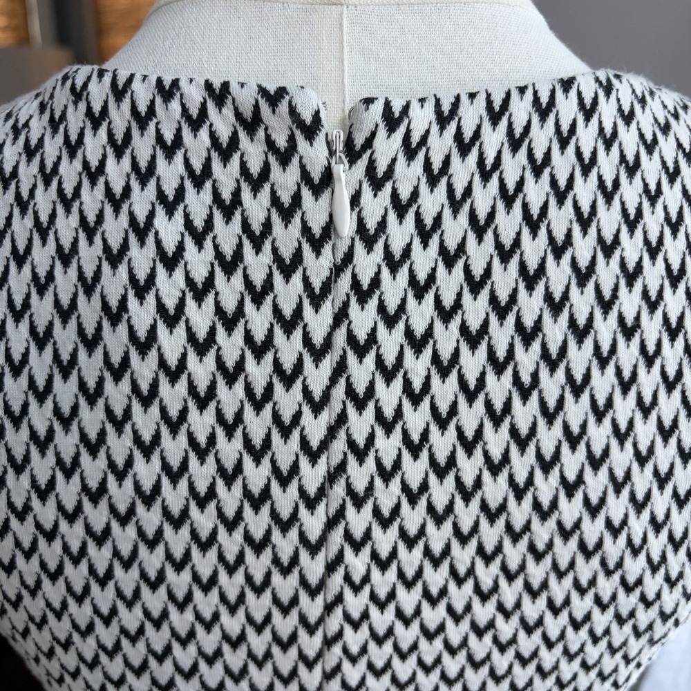 LOFT Petite Black and White Print Skater Dress Sz 2 Sleeveless Knit Mod Comfort - Picture 7 of 16